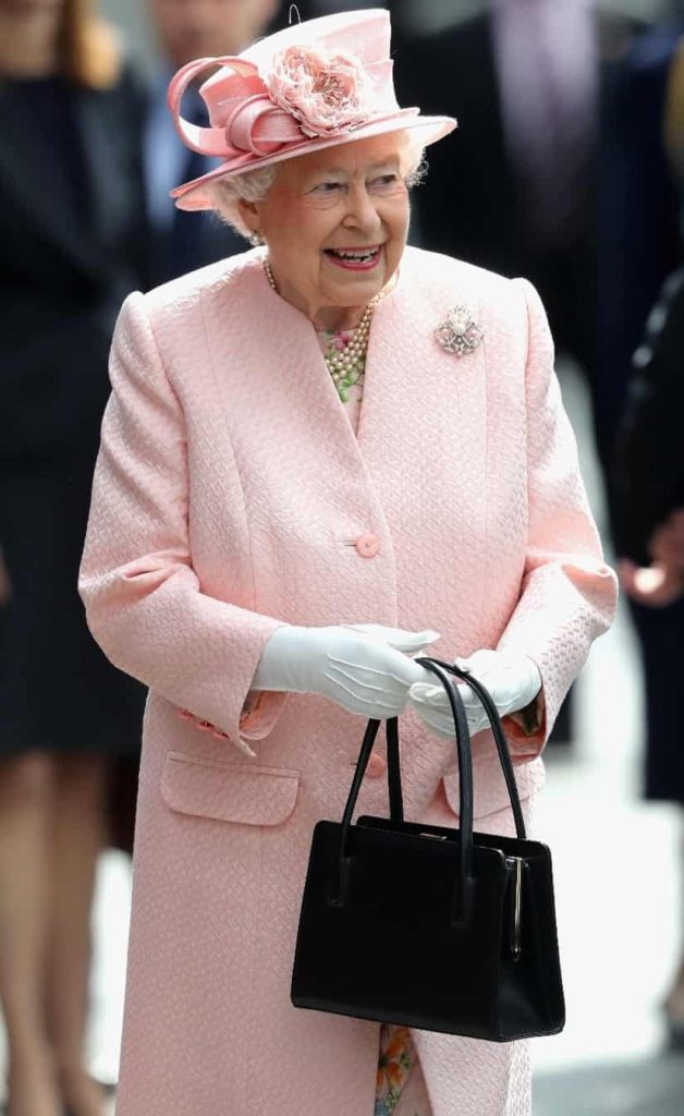 Queen Elizabeth used her purse to send secret signals